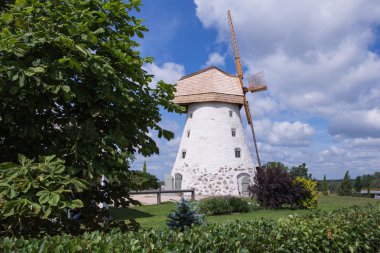 Şehir Araisi, Letonya. Eski yel değirmenleri ve doğa, yeşil çim ve mavi gökyüzü. Seyahat fotoğraf 2018