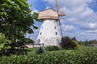Şehir Araisi, Letonya. Eski yel değirmenleri ve doğa, yeşil çim ve mavi gökyüzü. Seyahat fotoğraf 2018