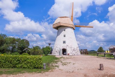 Şehir Araisi, Letonya. Eski yel değirmenleri ve doğa, yeşil çim ve mavi gökyüzü. Seyahat fotoğraf 2018