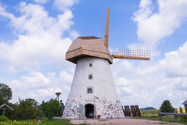 Şehir Araisi, Letonya. Eski yel değirmenleri ve doğa, yeşil çim ve mavi gökyüzü. Seyahat fotoğraf 2018