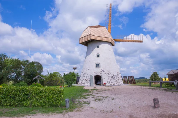 Şehir Araisi, Letonya. Eski yel değirmenleri ve doğa, yeşil çim ve mavi gökyüzü. Seyahat fotoğraf 2018