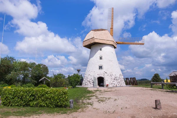 Stad Araisi Letland Oude Windmolens Natuur Groen Gras Blauwe Hemel — Stockfoto