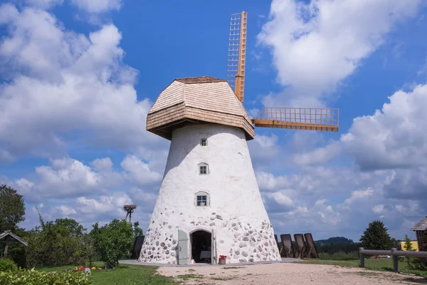 Şehir Araisi, Letonya. Eski yel değirmenleri ve doğa, yeşil çim ve mavi gökyüzü. Seyahat fotoğraf 2018