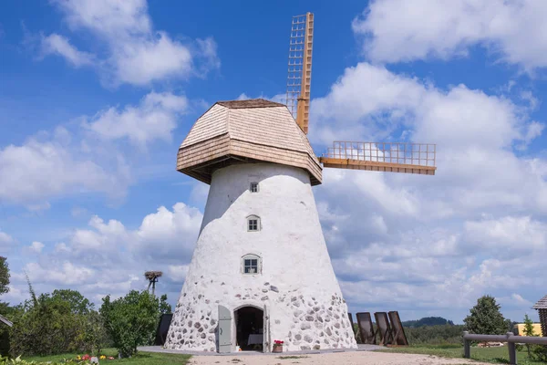 Şehir Araisi, Letonya. Eski yel değirmenleri ve doğa, yeşil çim ve mavi gökyüzü. Seyahat fotoğraf 2018
