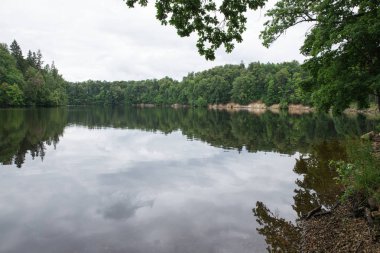 Şehir Koknese, Letonya. Eski nehir ve yeşil ağaçlar. Harabeleri ve yansıma. Doğa ve gökyüzü. Seyahat fotoğraf 2018