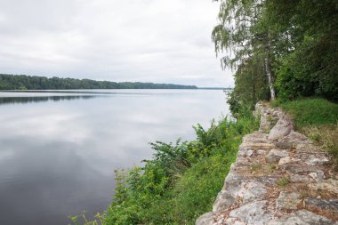Şehir Koknese, Letonya. Eski nehir ve yeşil ağaçlar. Harabeleri ve yansıma. Doğa ve gökyüzü. Seyahat fotoğraf 2018