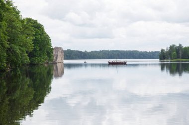 Şehir Koknese, Letonya. Eski nehir ve yeşil ağaçlar. Harabeleri ve yansıma. Doğa ve gökyüzü. Seyahat fotoğraf 2018