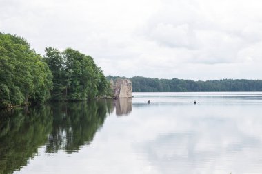 Şehir Koknese, Letonya. Eski nehir ve yeşil ağaçlar. Harabeleri ve yansıma. Doğa ve gökyüzü. Seyahat fotoğraf 2018