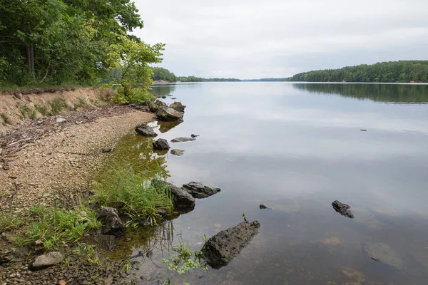 Şehir Koknese, Letonya. Eski nehir ve yeşil ağaçlar. Harabeleri ve yansıma. Doğa ve gökyüzü. Seyahat fotoğraf 2018