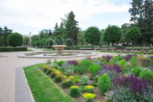 City Riga, Letonya. Eski Şehir, şehir merkezi park, halklar ve mimarisi. Sokaklar ve doğa 2018. Seyahat fotoğraf.