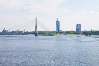 City Riga, Letonya. Köprü nehir Daugava, bağlantı noktası ve binalar. Kentsel şehir manzaralı. Su ve doğa. Seyahat fotoğraf 2018.