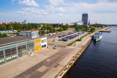 City Riga, Letonya. Nehir Daugava, bağlantı noktası ve binalar gemi. Kentsel şehir manzaralı. Su ve doğa. Seyahat fotoğraf 2018.