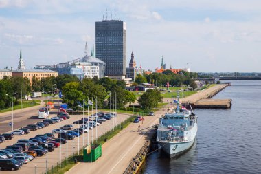 City Riga, Letonya. Nehir Daugava, bağlantı noktası ve binalar gemi. Kentsel şehir manzaralı. Su ve doğa. Seyahat fotoğraf 2018.