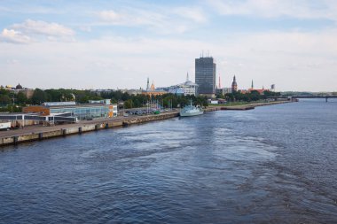 City Riga, Letonya. Nehir Daugava, bağlantı noktası ve binalar gemi. Kentsel şehir manzaralı. Su ve doğa. Seyahat fotoğraf 2018.