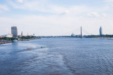 City Riga, Letonya. Köprü nehir Daugava, bağlantı noktası ve binalar. Kentsel şehir manzaralı. Su ve doğa. Seyahat fotoğraf 2018.