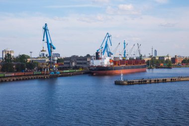 City Riga, Letonya. Kargo liman, gemi ve nehir Daugava. Büyük gemi, eski binalar. Seyahat fotoğraf.