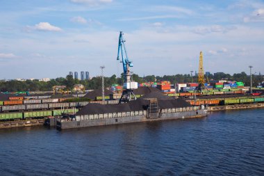 City Riga, Letonya. Kargo liman, gemi ve nehir Daugava. Büyük gemi, eski binalar. Seyahat fotoğraf.