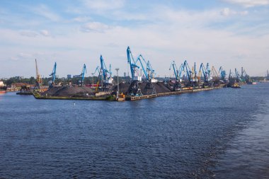 City Riga, Letonya. Kargo liman, gemi ve nehir Daugava. Büyük gemi, eski binalar. Seyahat fotoğraf.