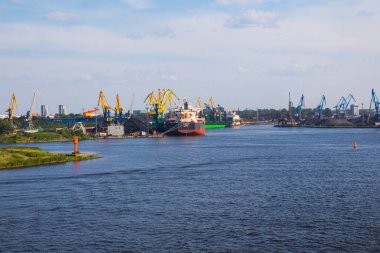 City Riga, Letonya. Kargo liman, gemi ve nehir Daugava. Büyük gemi, eski binalar. Seyahat fotoğraf.