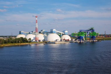 City Riga, Letonya. Kargo liman, gemi ve nehir Daugava. Büyük gemi, eski binalar. Seyahat fotoğraf.