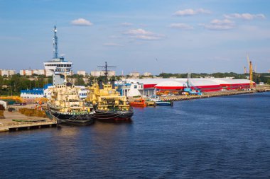 City Riga, Letonya. Kargo liman, gemi ve nehir Daugava. Büyük gemi, eski binalar. Seyahat fotoğraf.