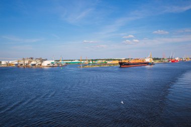 City Riga, Letonya. Kargo liman, gemi ve nehir Daugava. Büyük gemi, eski binalar. Seyahat fotoğraf.