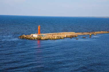 City Riga, Letonya. Deniz feneri ve nehir Daugava, köstebek. Halklar ve kayalar. Seyahat fotoğraf 2018.