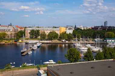 City Riga, Letonya. Nehir Daugava, bağlantı noktası ve binalar gemi. Kentsel şehir manzaralı. Su ve doğa. Seyahat fotoğraf 2018.