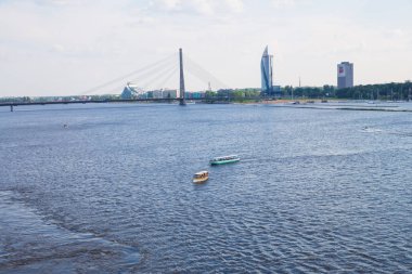 City Riga, Letonya. Köprü nehir Daugava, bağlantı noktası ve binalar. Kentsel şehir manzaralı. Su ve doğa. Seyahat fotoğraf 2018.