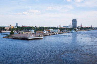 City Riga, Letonya. Kargo liman, gemi ve nehir Daugava. Büyük gemi, eski binalar. Seyahat fotoğraf.