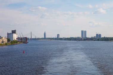 City Riga, Letonya. Kargo liman, gemi ve nehir Daugava. Büyük gemi, eski binalar. Seyahat fotoğraf.