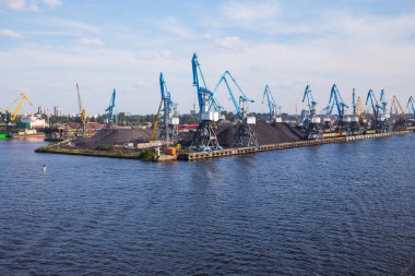 City Riga, Letonya. Kargo liman, gemi ve nehir Daugava. Büyük gemi, eski binalar. Seyahat fotoğraf.