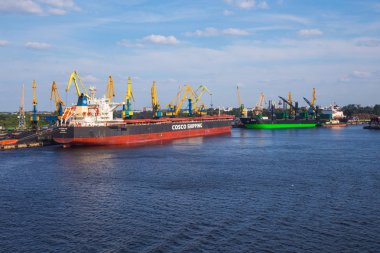 City Riga, Letonya. Kargo liman, gemi ve nehir Daugava. Büyük gemi, eski binalar. Seyahat fotoğraf.