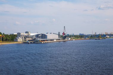 City Riga, Letonya. Kargo liman, gemi ve nehir Daugava. Büyük gemi, eski binalar. Seyahat fotoğraf.