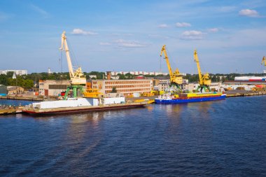 City Riga, Letonya. Kargo liman, gemi ve nehir Daugava. Büyük gemi, eski binalar. Seyahat fotoğraf.