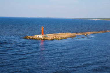 City Riga, Letonya. Deniz feneri ve nehir Daugava, köstebek. Halklar ve kayalar. Seyahat fotoğraf 2018.