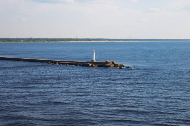 City Riga, Letonya. Deniz feneri ve nehir Daugava, köstebek. Halklar ve kayalar. Seyahat fotoğraf 2018.