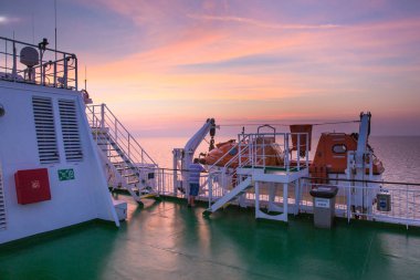 City Riga, Letonya. Baltık Denizi, sunset ve dalgalar gemi. Halklar, kentsel görüntüleyin. Su ve doğa. Seyahat fotoğraf 2018.