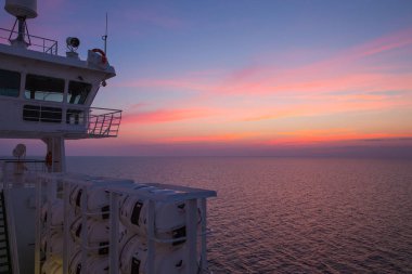 City Riga, Letonya. Baltık Denizi, sunset ve dalgalar gemi. Halklar, kentsel görüntüleyin. Su ve doğa. Seyahat fotoğraf 2018.