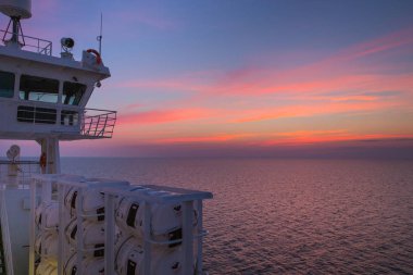City Riga, Letonya. Baltık Denizi, sunset ve dalgalar gemi. Halklar, kentsel görüntüleyin. Su ve doğa. Seyahat fotoğraf 2018.