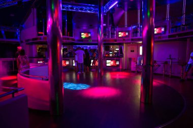 Yer gemi Disco güverte. Letonya. Işıklar, disko müziği ve halklar. Seyahat fotoğraf 2018.