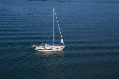 Şehir Stocholm, İsveç. Adalar, su ve evler. Yat ve dalgalar. Güneşli bir gün adanın birçok ağaç. Seyahat fotoğraf 2018