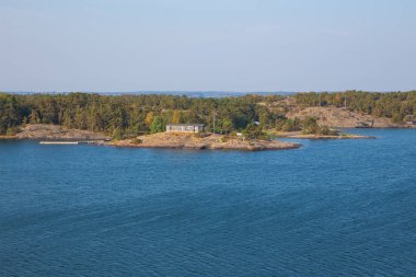 Şehir Stocholm, İsveç. Adalar, su ve evler. Güneşli bir gün adanın birçok ağaç. Seyahat fotoğraf 2018