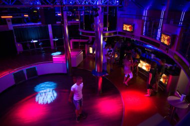 Yer gemi Disco güverte. Letonya. Işıklar, disko müziği ve halklar. Seyahat fotoğraf 2018.