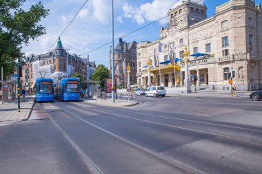 Şehir Stocholm, İsveç. Kentsel şehir manzaralı, tren, halklar ve binalar ile sokak. Seyahat fotoğraf 2018