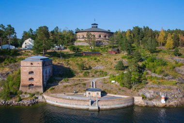 Şehir Stocholm, İsveç. Adalar, su ve evler. Güneşli bir gün adanın birçok ağaç. Seyahat fotoğraf 2018