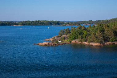Şehir Stocholm, İsveç. Adalar, su ve evler. Güneşli bir gün adanın birçok ağaç. Seyahat fotoğraf 2018