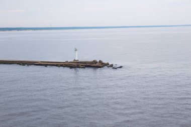 City Riga, Letonya. Deniz feneri ve nehir Daugava, köstebek. Halklar ve kayalar. Seyahat fotoğraf 2018.