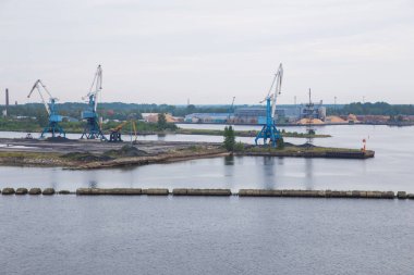 City Riga, Letonya. Kargo liman, gemi ve nehir Daugava. Büyük gemi, eski binalar. Seyahat fotoğraf.