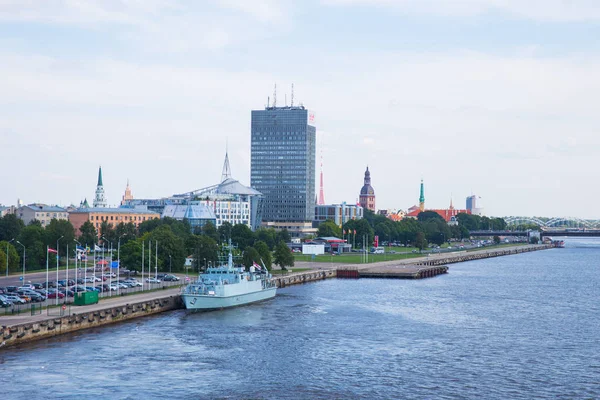 Ciudad Riga Letonia Nave Río Daugava Puerto Edificios Vista Urbana —  Fotos de Stock